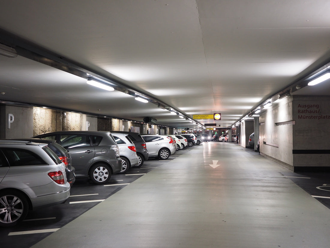 Wohin bei einem Parkplatznotfall - Rettungszeichen